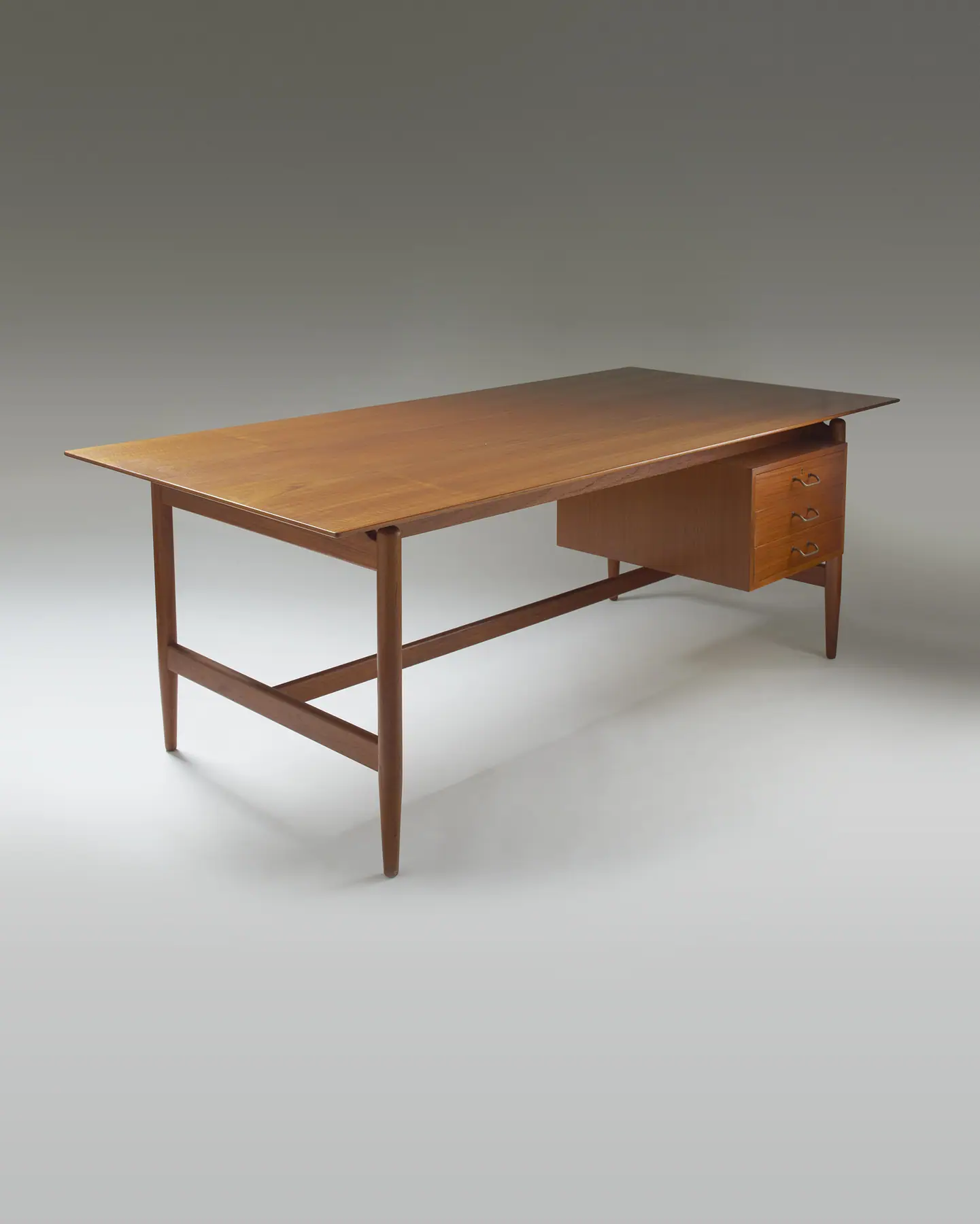 Mid-century desk – Modernity